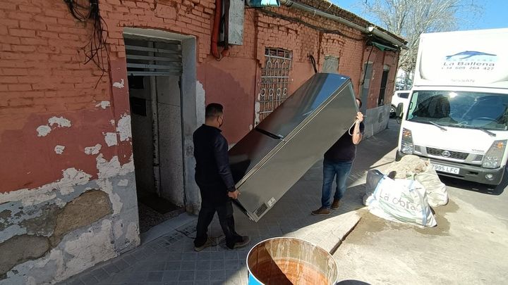 Vecinos sacando sus enseres para mudarse / SALVAPEIRONCELY10