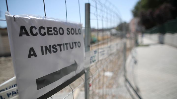 Señalización de entrada al instituto Gran Capitán durante las obras / EUROPA PRESS