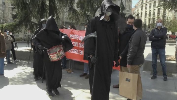 Se disfrazan en desacuerdo con la ley de la eutanasia / Telemadrid