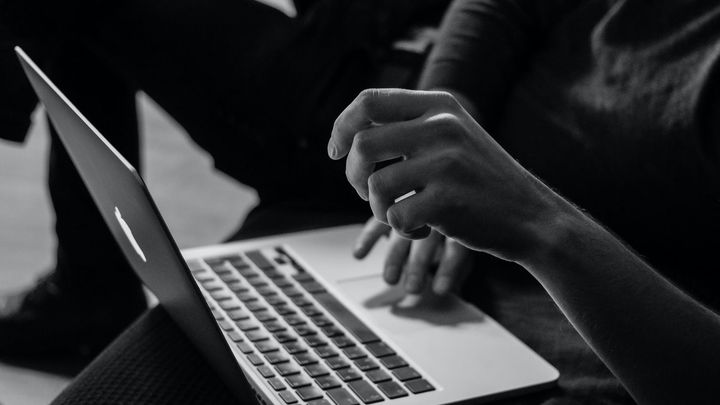 Persona con ordenador / EUROPA PRESS