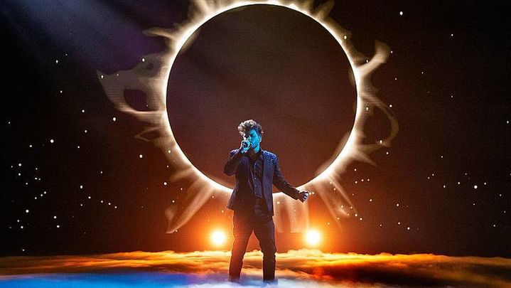 Blas Cantó interpreta 'Voy a quedarme'. / Comunicación Onda Madrid