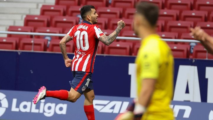 Ángel Correa ante el Huesca / EFE