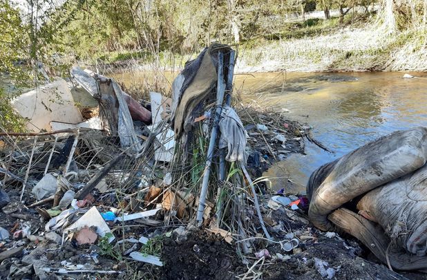 Hasta 90 toneladas de colchones han sido extraídas del cauce y sus alrededores / CHT