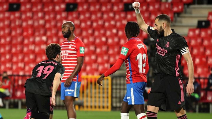 Odriozola y Benzema ante el Granada / EFE