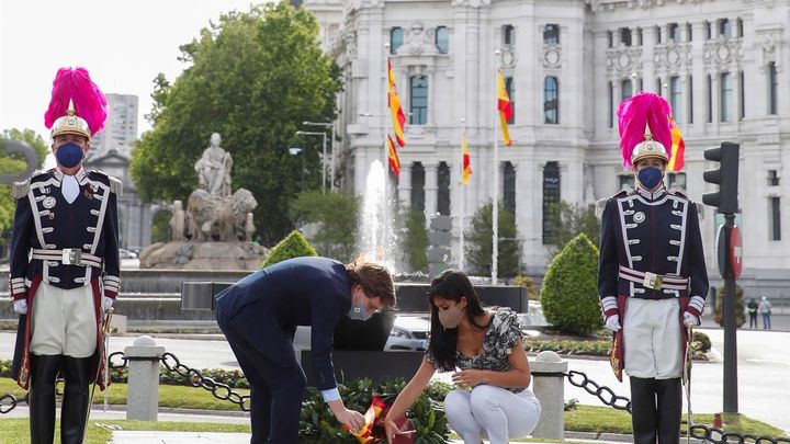 El alcalde de Madrid, José Luis Martínez-Almeida, y la vicealcaldesa Begoña Villacís, durante el acto celebrado en memoria por las víctimas del coronavirus en la festividad de San Isidro / EFE
