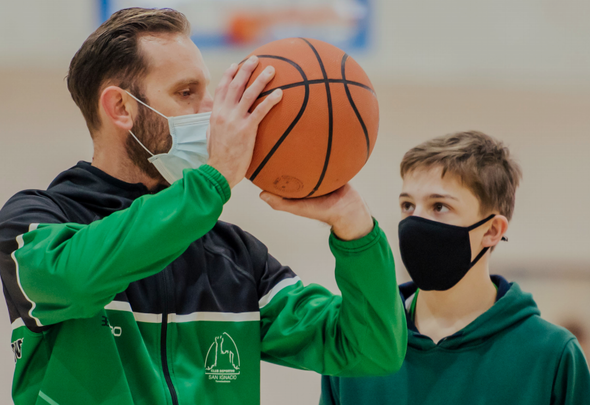 Un entrenador enseña la técnica de tiro a un jugador / CB TORRELODONES