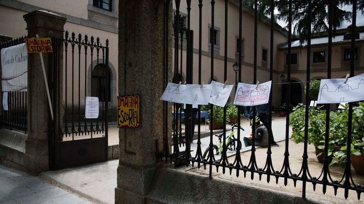 Dibujos con las soluciones colocados en la Casa de la Cultura de San Lorenzo de El Escorial / RAÚL GONZÁLEZ