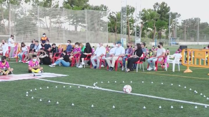El número 15 y un corazón ocupaban el campo, era la cifra con la que Saúl salía a jugar partido a partido. / Madrid Directo
