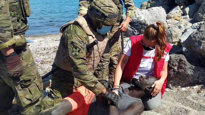 La voluntaria de Cruz Roja, Luna Reyes atendiendo a una persona llegada a Ceuta / EFE