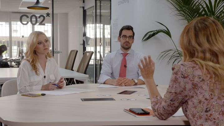 El gabinete de crisis de 'La Comunidad', con Ana Villarrubia y Álvaro Escudero. / Comunicación Telemadrid