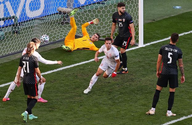 Azpilicueta marca a Croacia / EFE