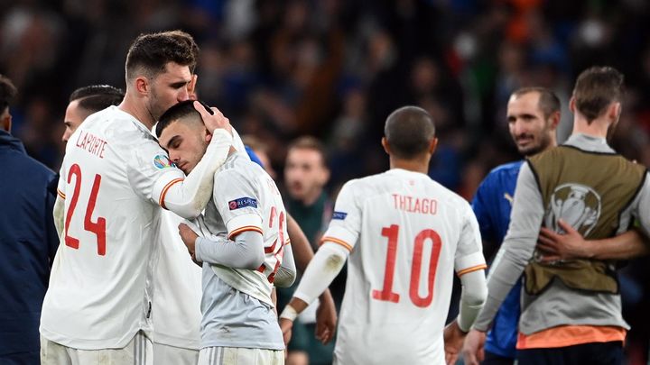 Aymeric Laporte consuela a Pedri / EFE