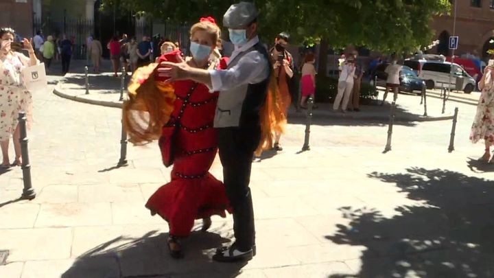 Dos chulapos celebran con un chotis la Fiesta de La Paloma, 2020 / EUROPA PRESS