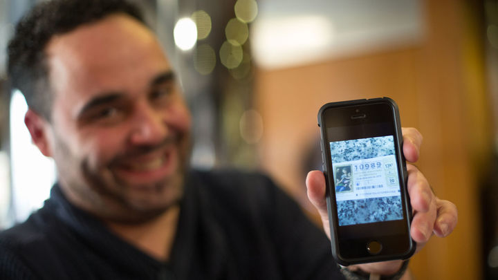 Un hombre muestra su décimo premiado |ARCHIVO / EUROPA PRESS