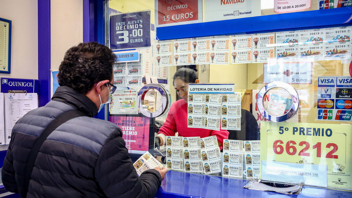 Una persona compra décimos de Lotería |ARCHIVO / EUROPA PRESS