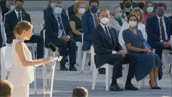 María Díaz Piñeiro lee unas palabras de homenaje a todos los sanitarios, ante la presencia de los reyes de España / REDACCIÓN