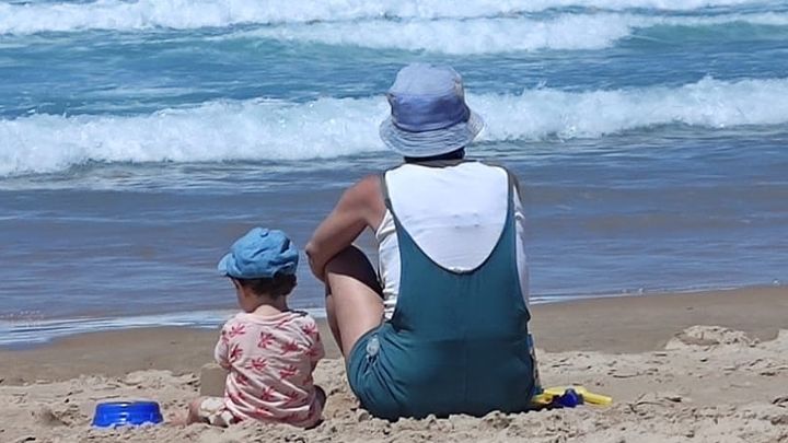 Anabel Alonso, en la playa, junto a su hijo Ígor / Instagram @anabelalonso_of