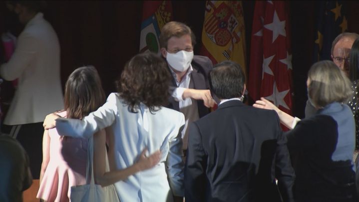 Abrazos, felicitaciones y alegría tras conocerse la decisión de la UNESCO para Madrid / TELEMADRID