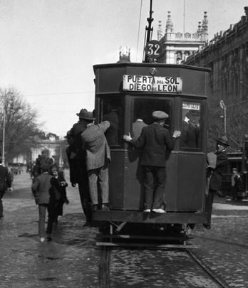 Tranvía de la Línea 32 con viajeros colgados de los topes y los estribos / ARCHIVO REGIONAL