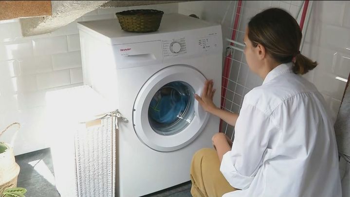 Mujer poniendo la lavadora / TELEMADRID