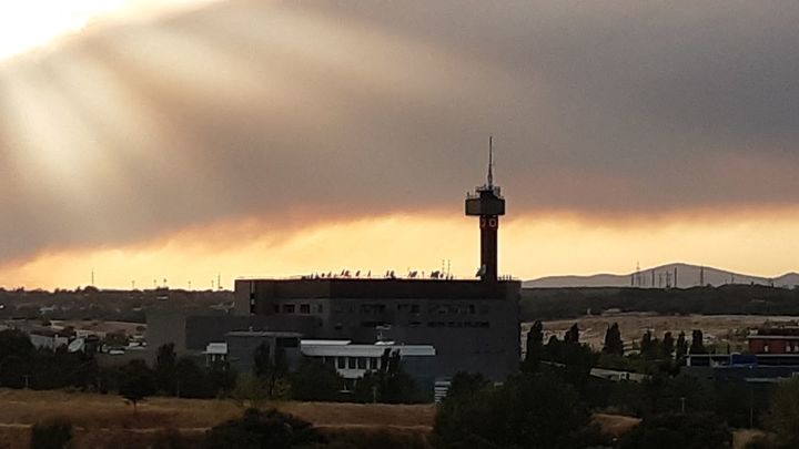 Imagen de la nube de humo del incendio de Ávila entrando en Madrid / Pablo Otero