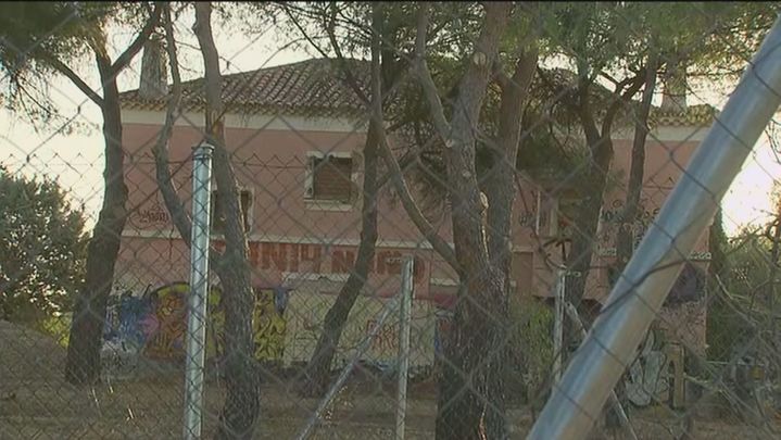 El proyecto de reforma incluye la rehabilitación de varios edificios abandonados en la parcela para levantar un centro de interpretación medioambiental / Telemadrid