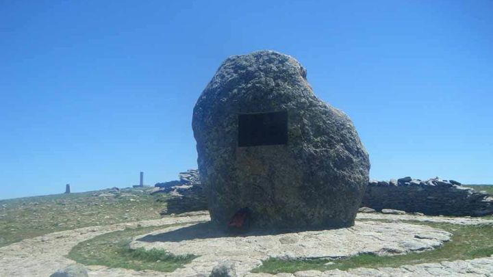 Monumento a los guardas forestales en la Peña Cebollera / ALBERTO CARDENETE