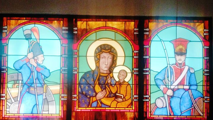 Virgen de Czestochowa y soldados franceses en las vidrieras de la Ermita de la Soledad / HABLEMOS DE HISTORIA