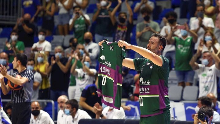 Carlos Cabezas se retira en el torneo Costa del Sol como jugador profesional, durante el homenaje recibido antes del partido  entre Unicaja y Real Madrid / EFE