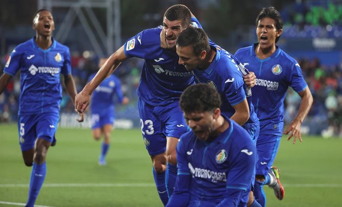 El Getafe celebra el gol de Stefan Mitrovic / EFE