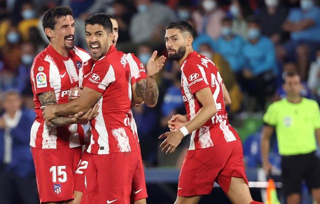 Luis Suárez, Savic y Yannick Carrasco / EFE