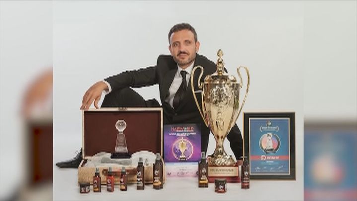 Paco Nogueras con uno de sus trofeos al mejor peluquero masculino / REDACCIÓN