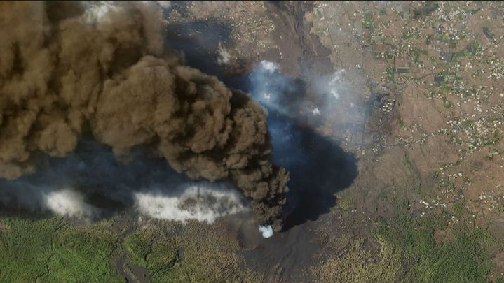 Imagen de la columna de humo del volcán Cumbre Vieja / TELEMADRID