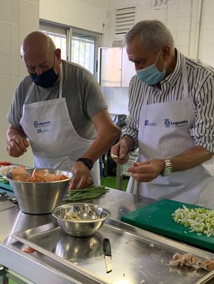 Dos mayores de Leganés cocinan juntos / AYTO LEGANÉS