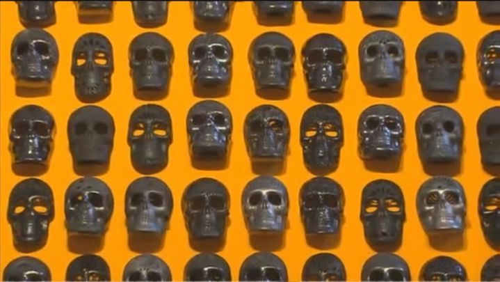 Muro de claveras en el 'Altar de muertos' / TELEMADRID