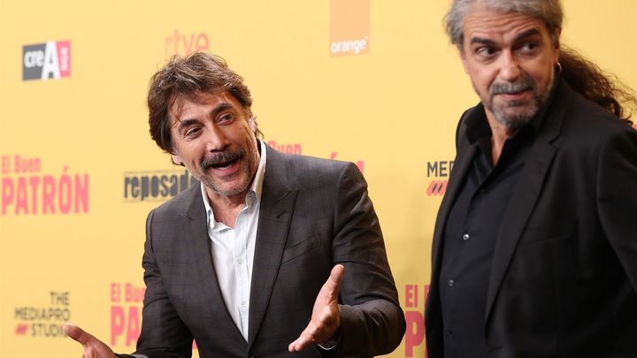 El director Fernando León de Aranoa (d), acompañado por el actor protagonista Javier Bardem, posa durante el estreno de su última película 'El buen patrón' / EFE