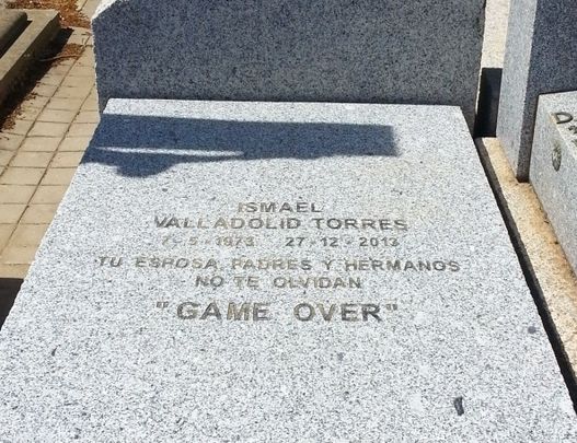 Lápida en el cementerio de la Almudena / JOSE LUIS PODEROSO