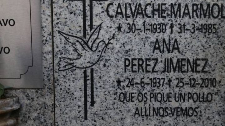 Lápida en el Cementerio de la Almudena / TWN