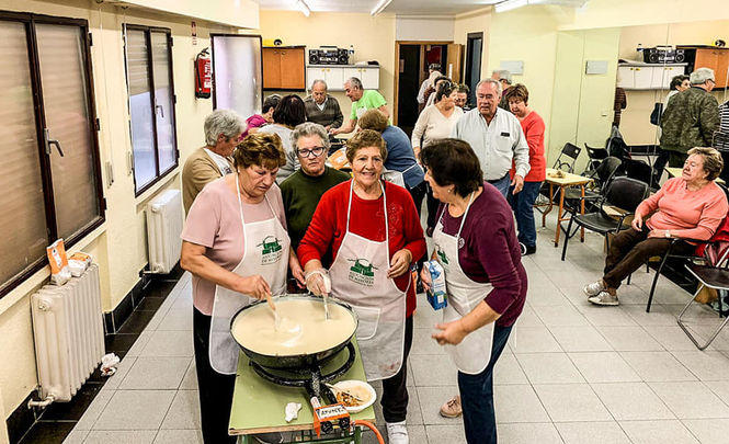 Elaboración de 'Los Puches' de Todos los Santos en Manzanares El Real / AYTO MANZANARES EL REAL