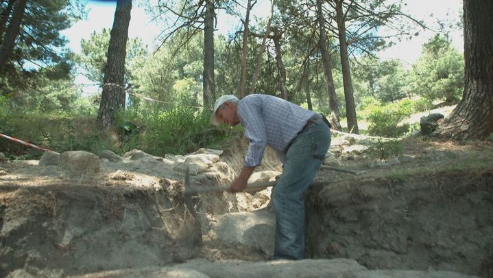 Luis reacondicionando una de las fuentes de Moralzarzal / Redacción