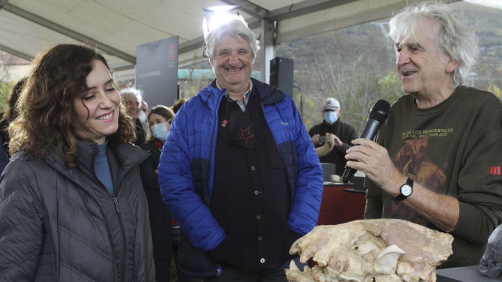 La presidenta Ayuso junto a los investigadores Enrique Baquedano y Juan Luis Arsuaga / EUROPA PRESS