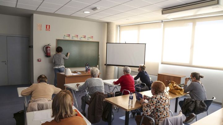 Clases para mayores en el centro de día La Princesa, en Móstoles / AYTO MÓSTOLES