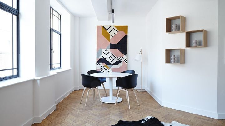 Habitación pintada en color blanco / Archivo