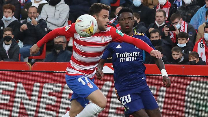 Vinicius ante el Granada / EFE