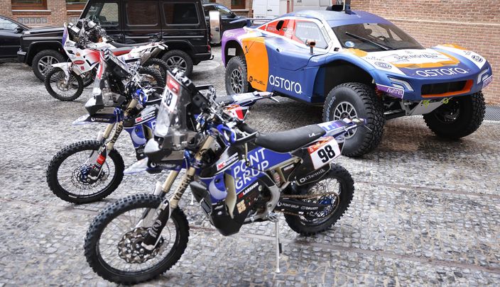 Motos y coches de los pilotos madrileños en el Dakar / @CiudadanaMartaR