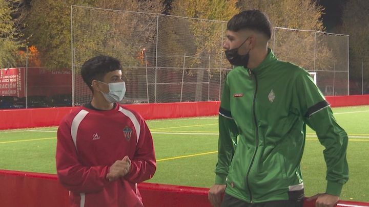 Mohamed Chaklati, implicado en la jugada, y Álvaro García / RFFM