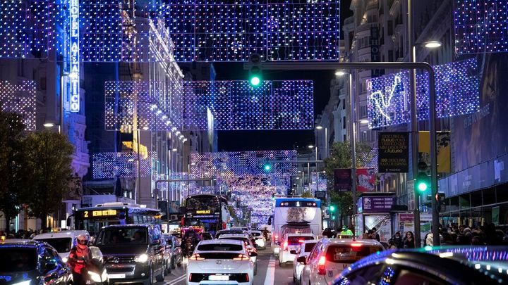 La Gran Vía iluminada por Navidad / EFE