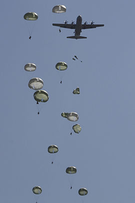 Lanzamiento de paracaidistas de la Bripac / MINISTERIO DE DEFENSA