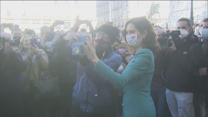 Isabel Díaz Ayuso se hace una foto con un ciudadano / TELEMADRID