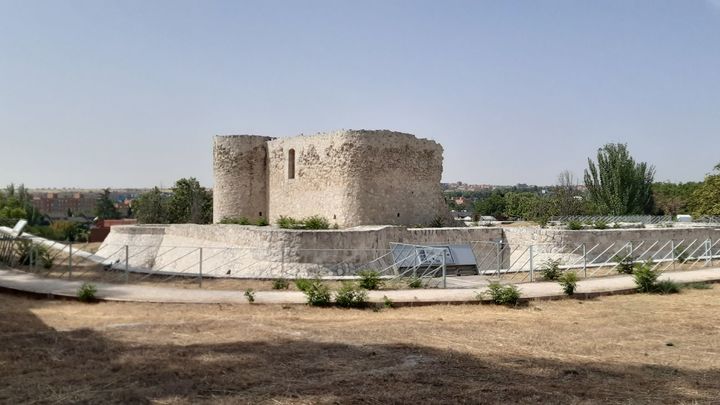 Vista del castillo y el foso reconstruido que lo rodea / P.O.